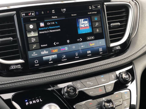 2026 Chrysler Pacifica Select