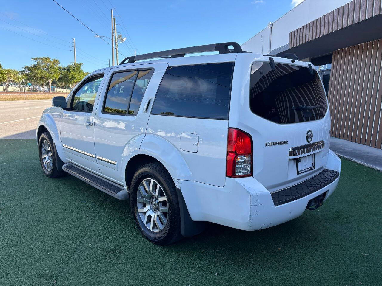 White 2011 Nissan Pathfinder LE 4x4 LE 4dr SUV 2
