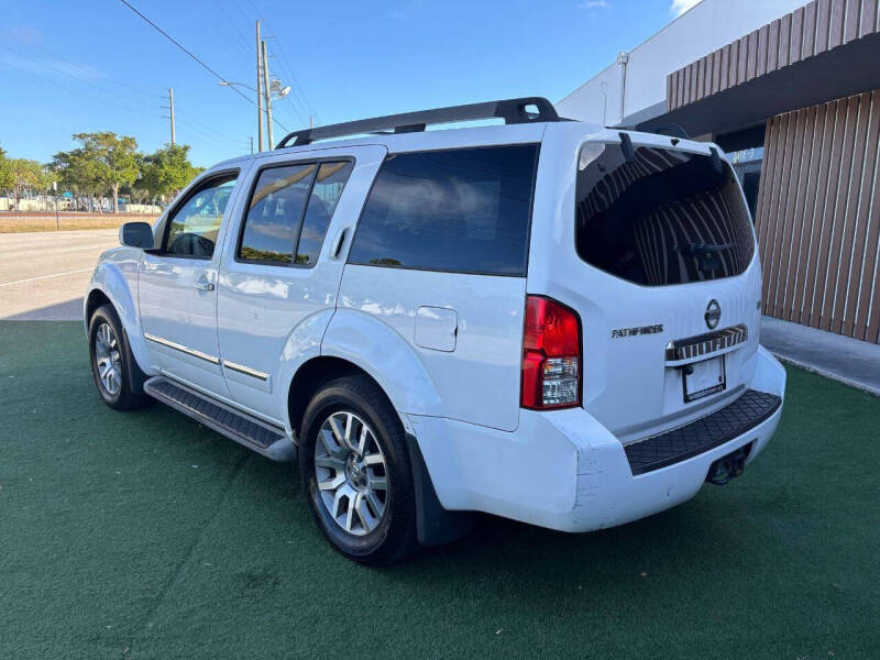 2011 Nissan Pathfinder LE