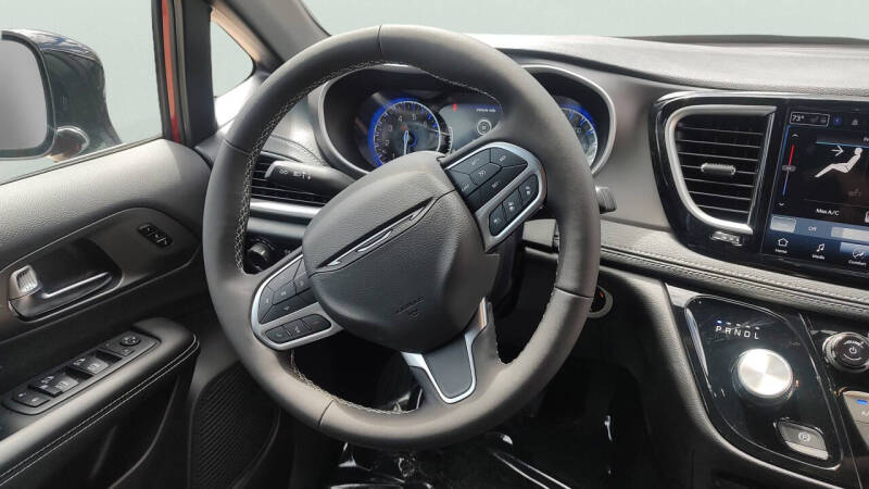 2027 Chrysler Pacifica Select