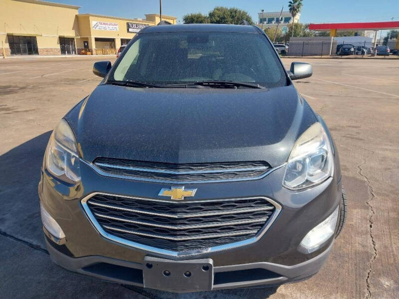 2017 Chevrolet Equinox LT photo 2