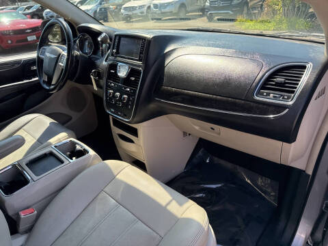 2016 Chrysler Town and Country LX