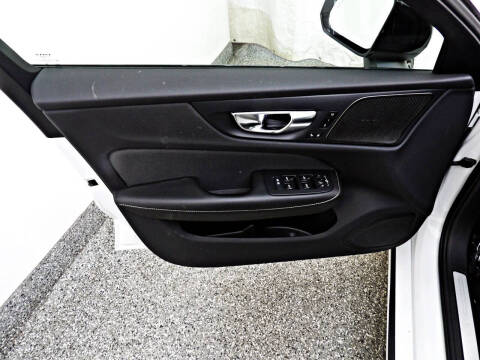 2024 Volvo S60 B5 Plus Black Edition