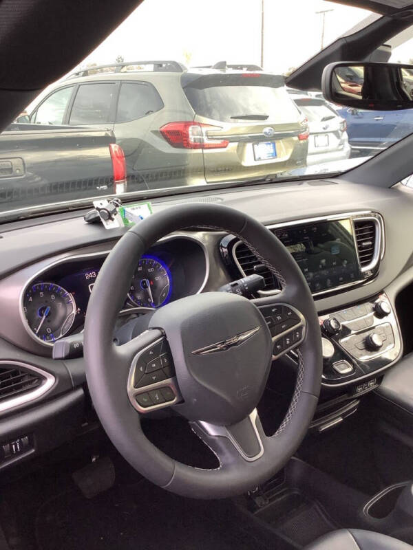 2025 Chrysler Pacifica Select