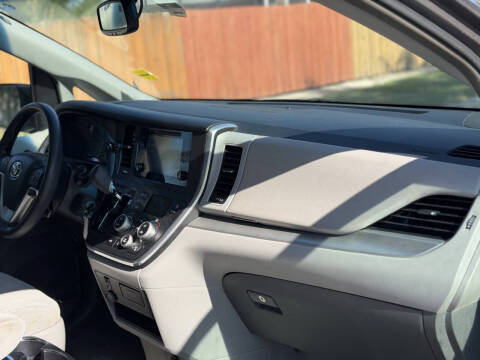 2015 Toyota Sienna LE Mobility 7-Passenger