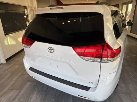 2012 Toyota Sienna LE 8-Passenger