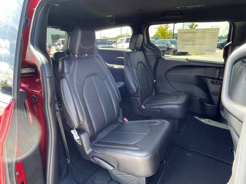 2027 Chrysler Pacifica Select