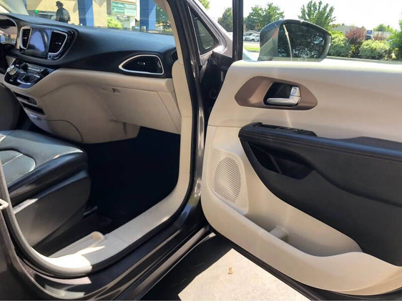 2017 Chrysler Pacifica Touring-L