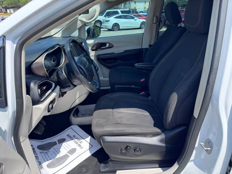 2022 Chrysler Voyager LX