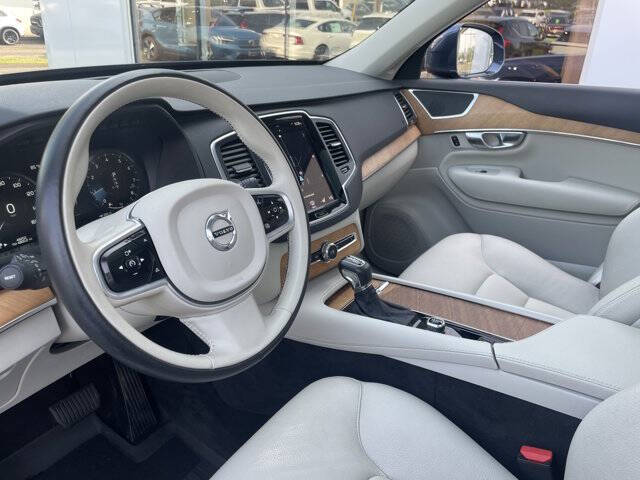 2022 Volvo XC90 T6 Momentum 6-Passenger