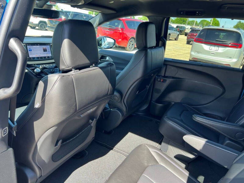 2027 Chrysler Pacifica Select