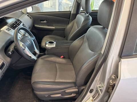 2014 Toyota Prius v Five