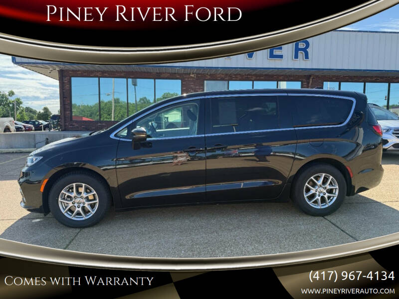 2023 Chrysler Pacifica Touring L's photo