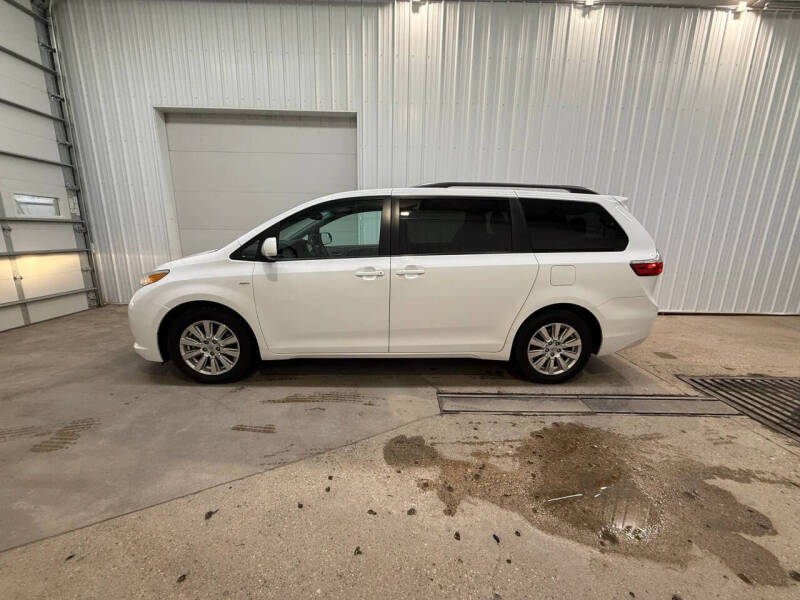 2017 Toyota Sienna LE 7-Passenger
