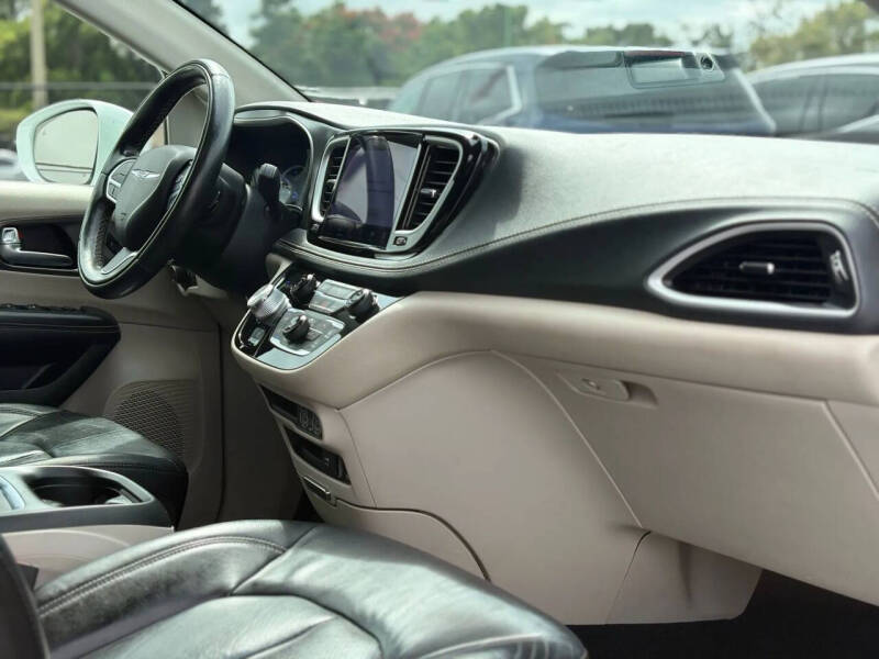 2022 Chrysler Pacifica Hybrid Touring L