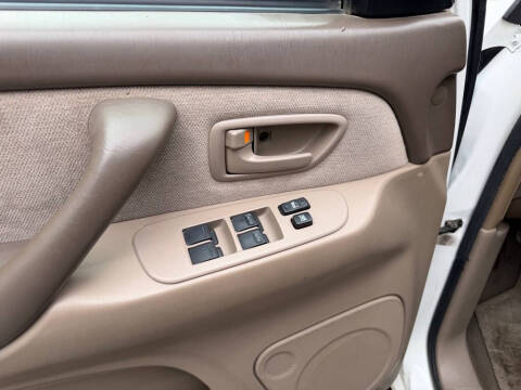 2004 Toyota Sequoia SR5