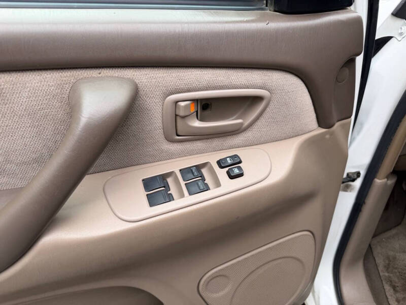 2004 Toyota Sequoia SR5