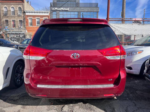 2014 Toyota Sienna LE 8-Passenger