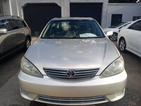 2005 Toyota Camry for sale at ROBINSON AUTO BROKERS in Dallas NC