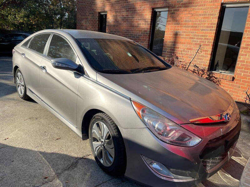 2013 Hyundai Sonata Hybrid for sale at Lux Global Auto Sales in Sacramento CA