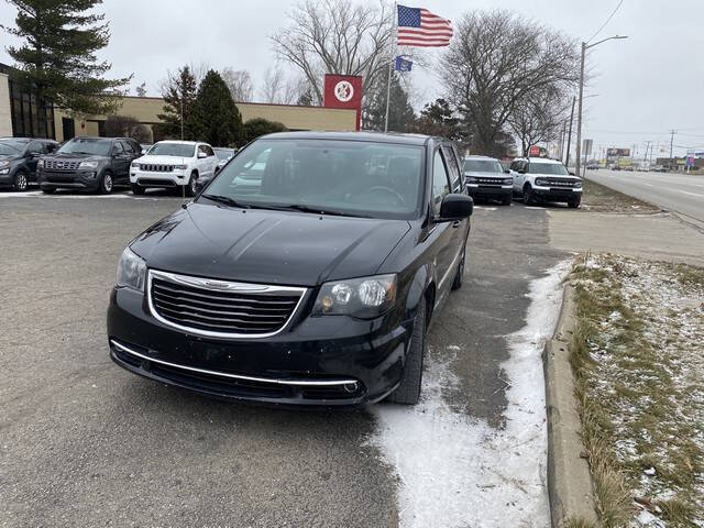 2015 Chrysler Town & Country S's photo