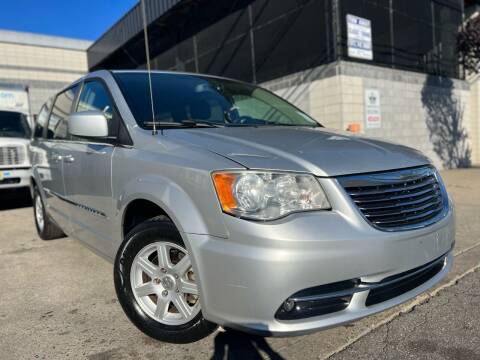 2012 Chrysler Town and Country for sale at Illinois Auto Sales in Paterson NJ
