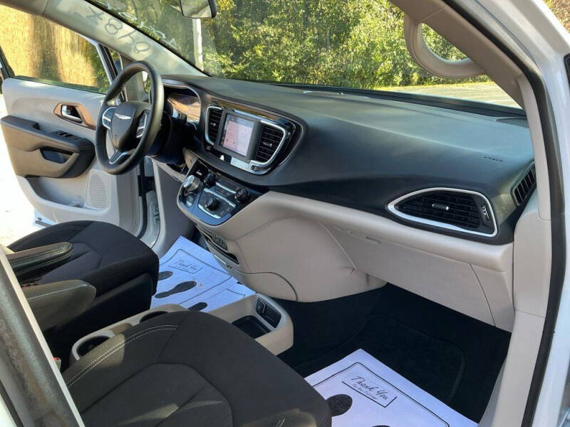 2022 Chrysler Voyager LX