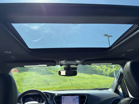 2027 Chrysler Pacifica Select