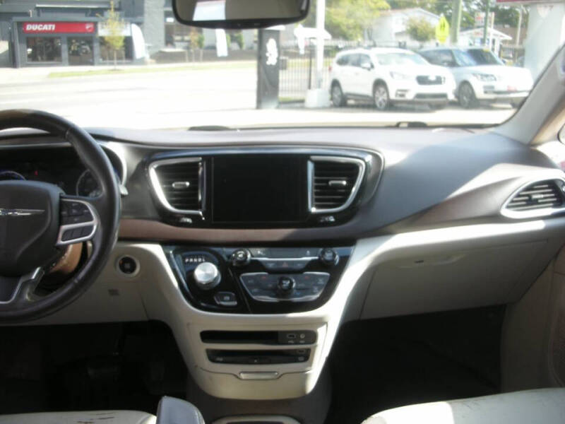 2017 Chrysler Pacifica Touring-L Plus