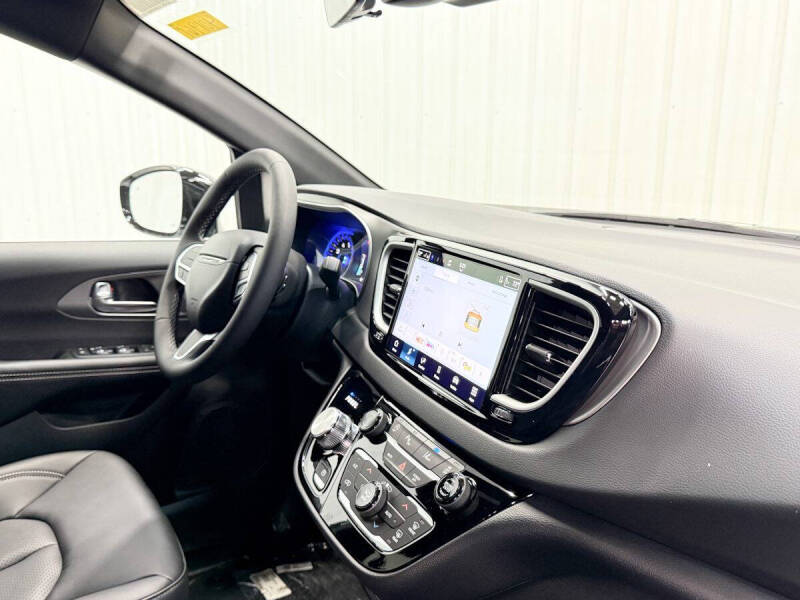 2027 Chrysler Pacifica LX