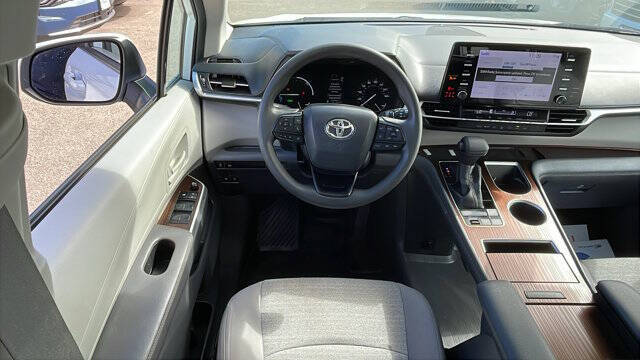 2022 Toyota Sienna LE 8-Passenger