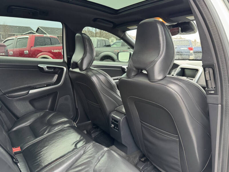 2016 Volvo XC60 T6 Drive-E R-Design Platinum