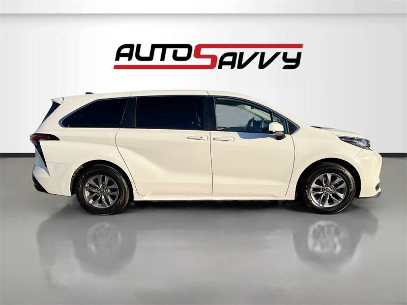 2022 Toyota Sienna LE 8-Passenger