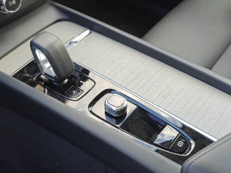 2025 Volvo XC60 B5 Plus Dark Theme