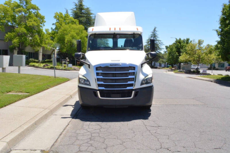 2019 Freightliner CASCADIA 126
