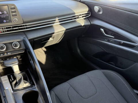 2022 Hyundai Elantra SE