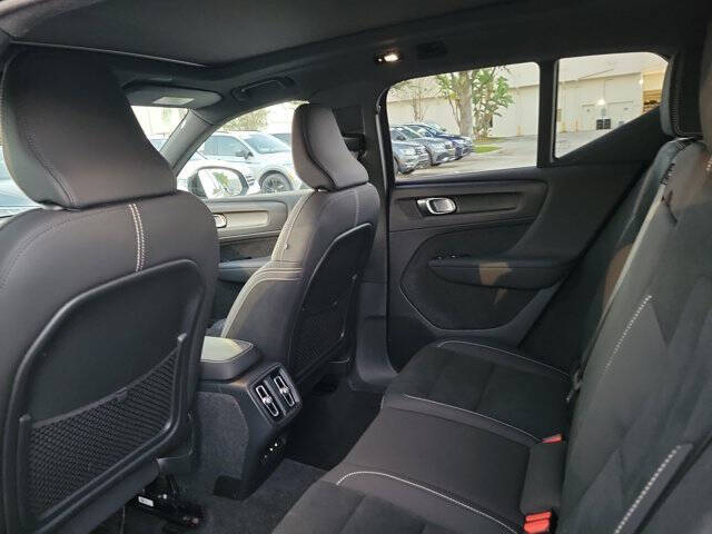 2023 Volvo XC40 B5 Plus Dark Theme