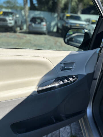 2015 Toyota Sienna XLE 8-Passenger