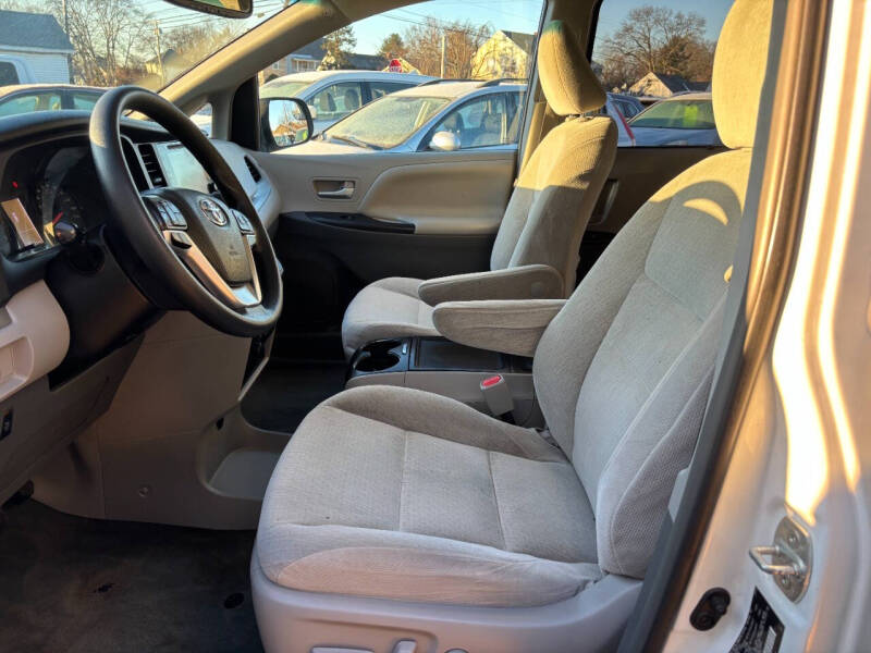 2016 Toyota Sienna LE 8-Passenger