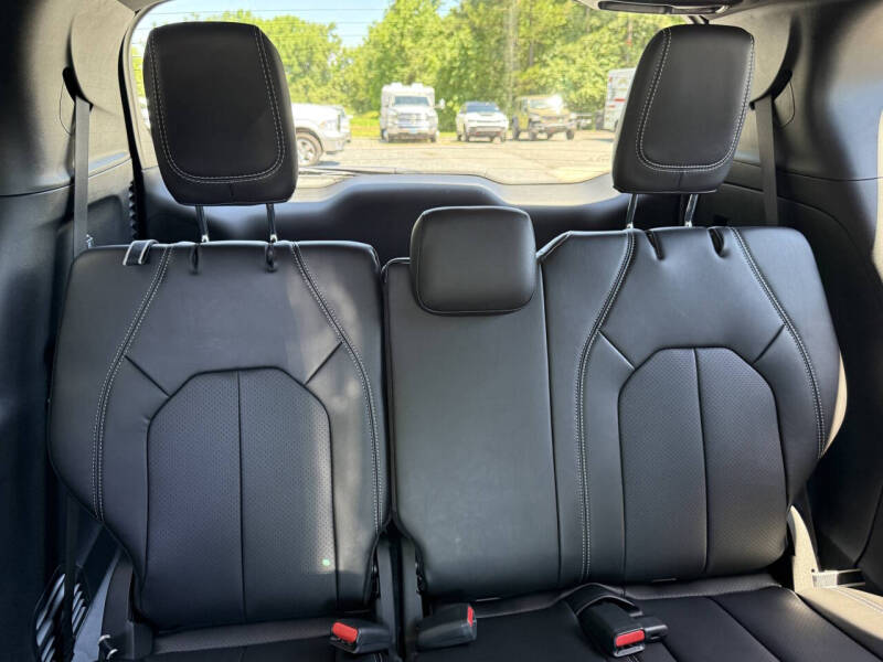2027 Chrysler Pacifica Select