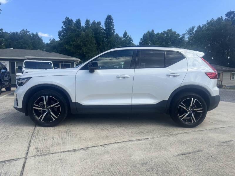 2023 Volvo XC40 B5 Plus Dark Theme