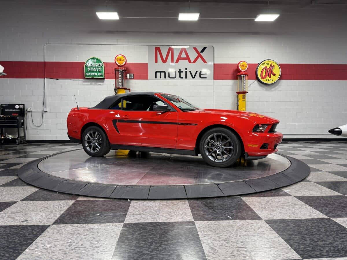 2011 Ford Mustang 1