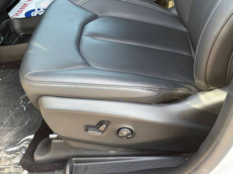 2025 Chrysler Voyager LX