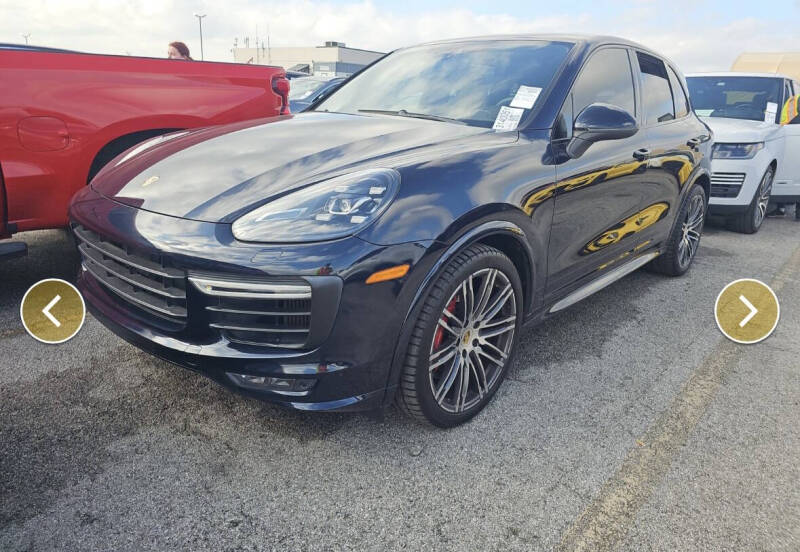 Porsche Cayenne's photo