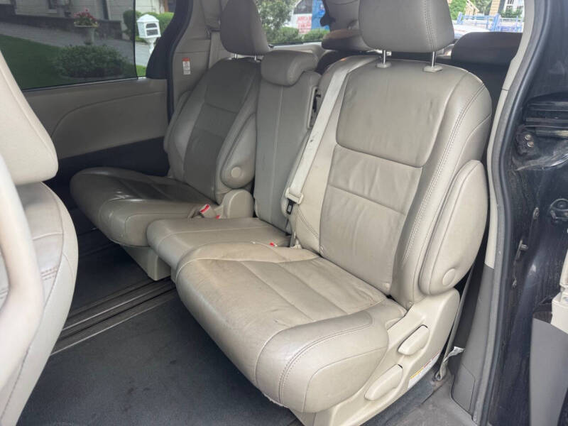 2017 Toyota Sienna XLE Premium 8-Passenger