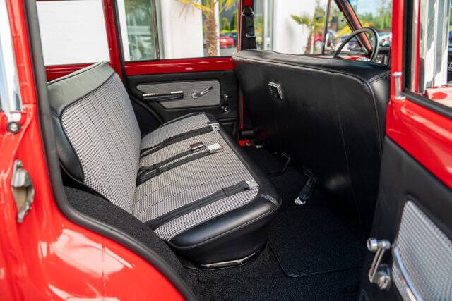 1968 Jeep Wagoneer 38