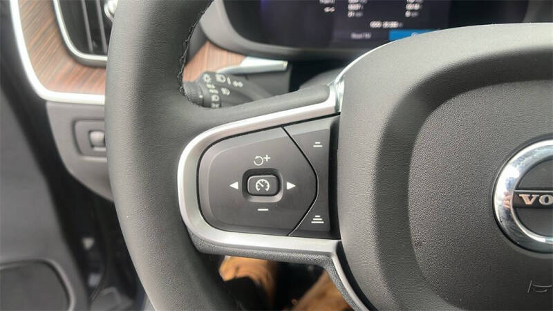 2022 Volvo XC60 B5 Momentum