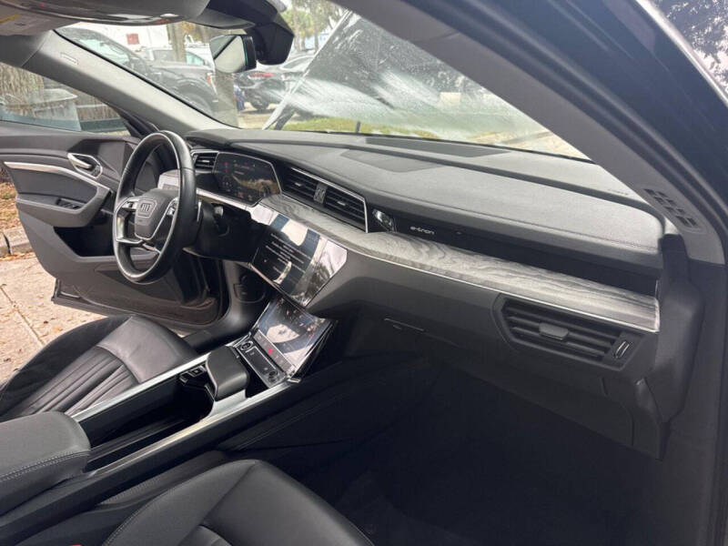 2021 Audi e-tron quattro Premium