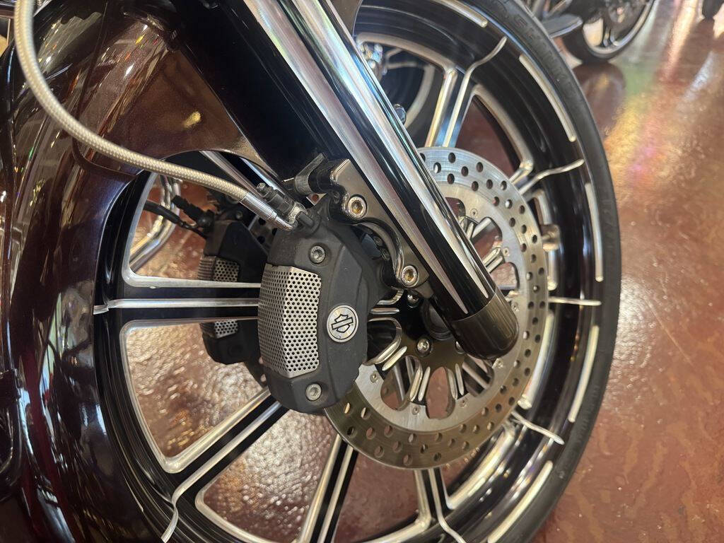 2011 Harley-Davidson® FLTRU - Road Glide® Ultra 8