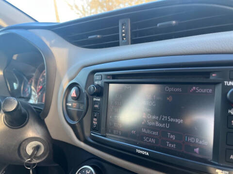 2017 Toyota Yaris 5-Door LE